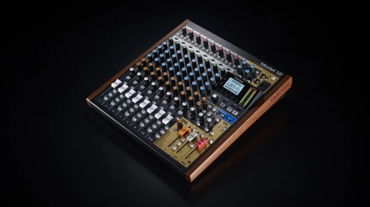 Tascam Model 12 - 10-kanałowy mikser z 12-ścieżkowym rejestratorem