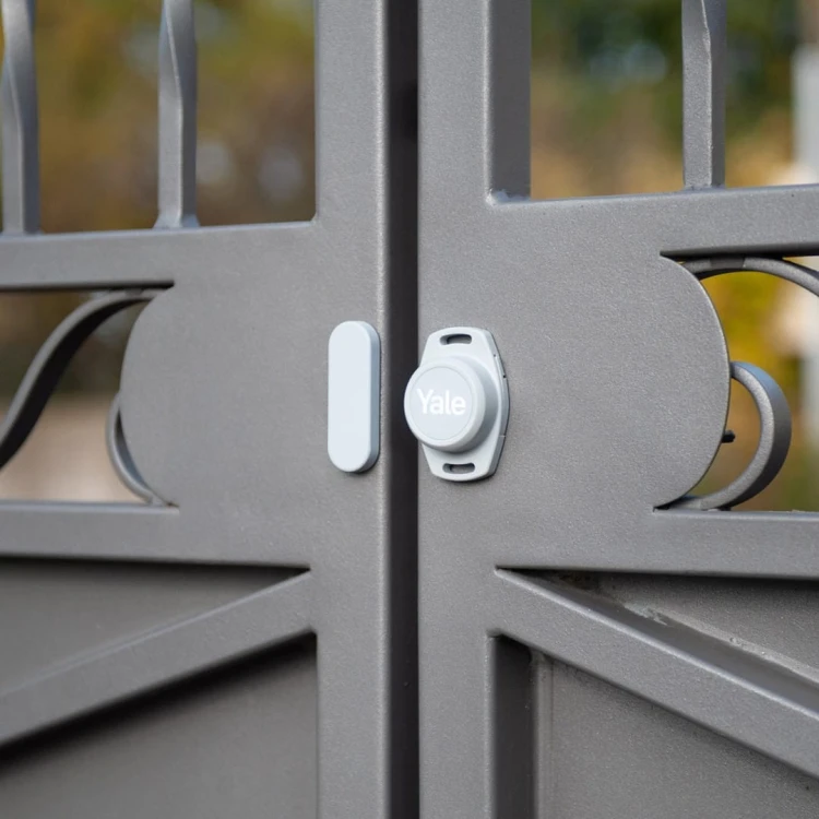 Yale Inteligentny sterownik do bram 1x Smart Opener , 1x Door Position Sensor, 2x Dodatkowy kabel, 2x Taśma instalacyjna