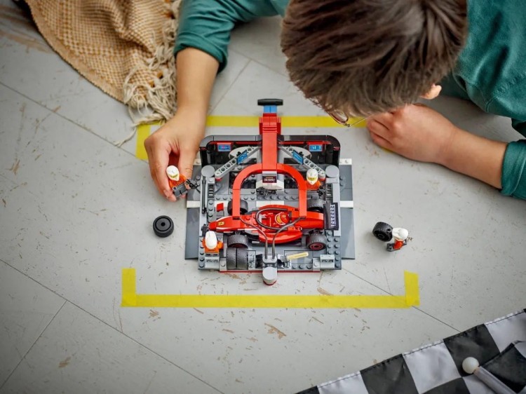 LEGO CITY 60443 F1 Pit stop i mechanicy z bolidem Ferrari