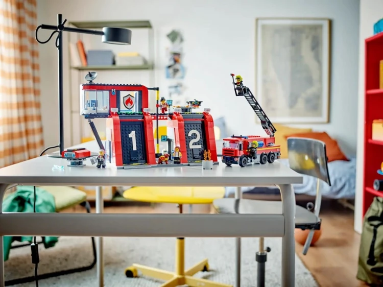 LEGO City 60414 Remiza strażacka z wozem strażackim