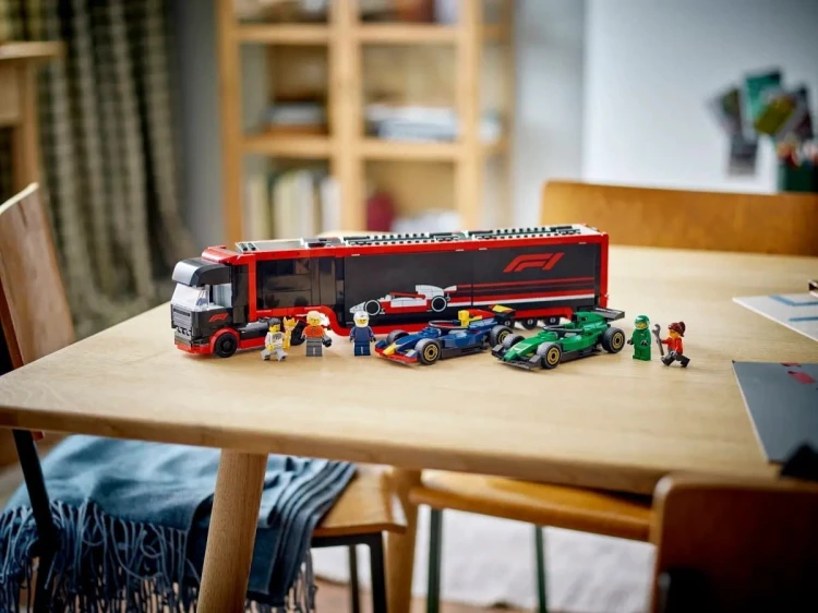 LEGO CITY 60445 F1 Ciężarówka z bolidami RB20 i AMR24 F1