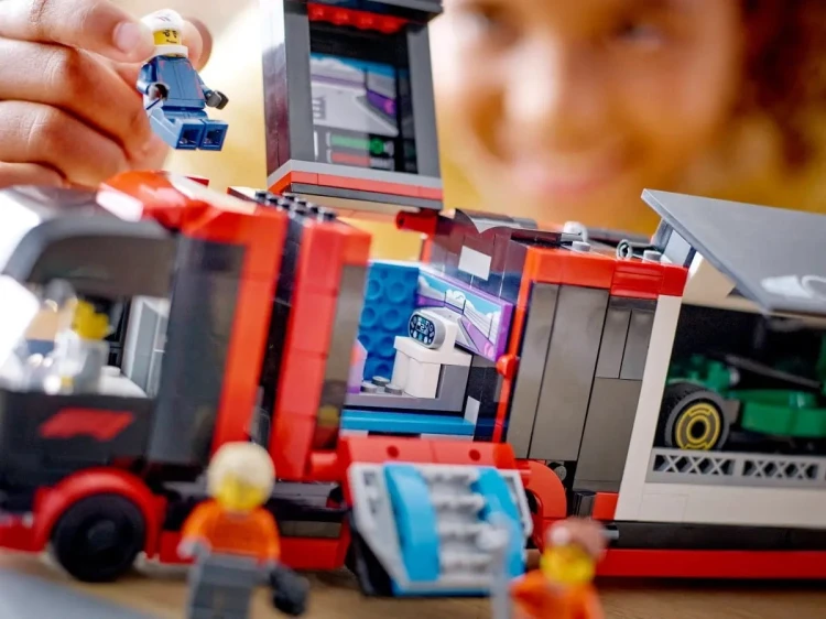 LEGO CITY 60445 F1 Ciężarówka z bolidami RB20 i AMR24 F1