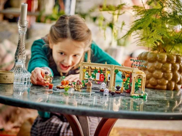 LEGO HARRY POTTER 76445 HOGWLEGO ARTS™ CASTLE: HERBOLOGY CLASS