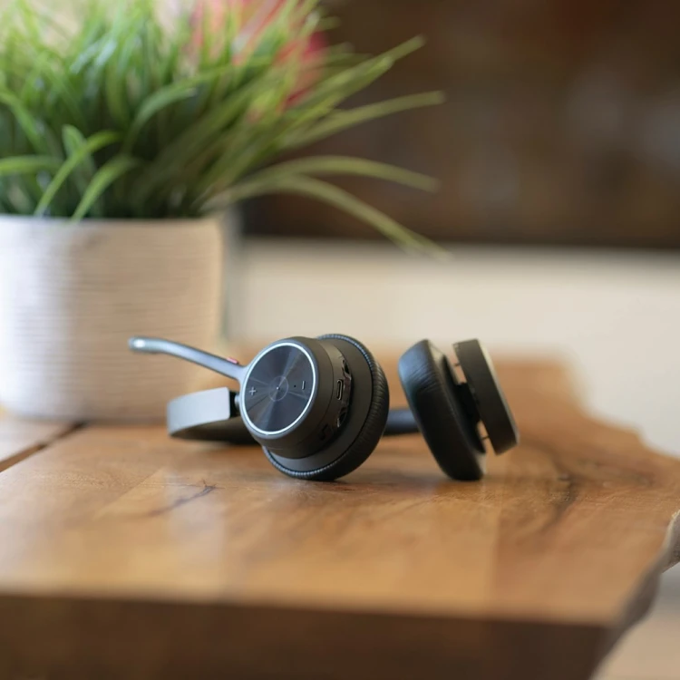 POLY Zestaw słuchawkowy Voyager 4320 USB-C + adapter BT700 + stacja ładująca