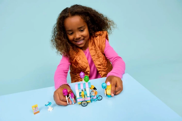 LEGO Friends 42692 Stoisko z lodami i balonami