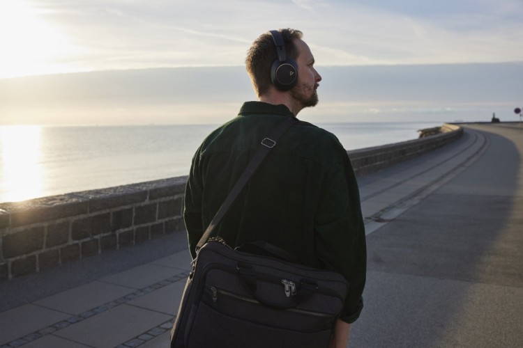 POLY Zestaw słuchawkowy Voyager Surround 85 UC USB-C + przejściówka USB-C/A + podstawka ładująca