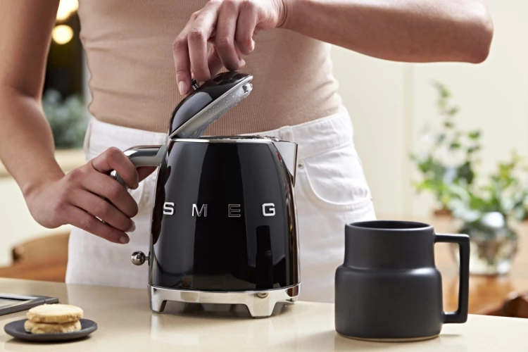 Czajnik SMEG mini 0,8L czarny Schwarz (KLF05BLEU)