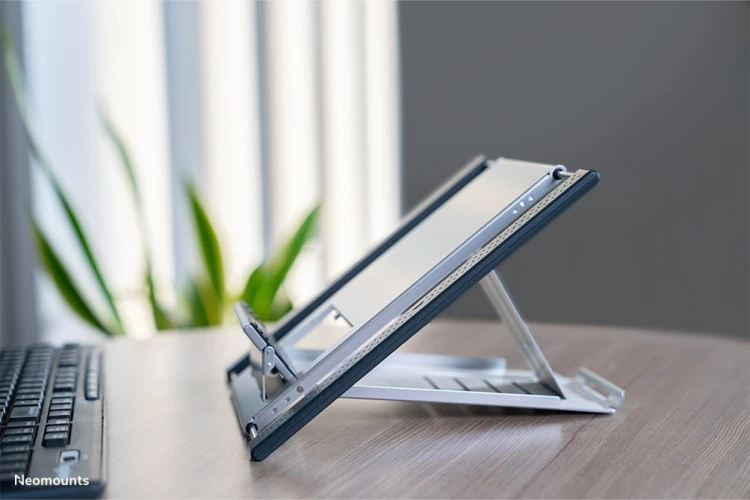 Neomounts NSLS100 stojak na laptop Półka wysięgnikowa na notebooka Srebrny 55,9 cm (22")