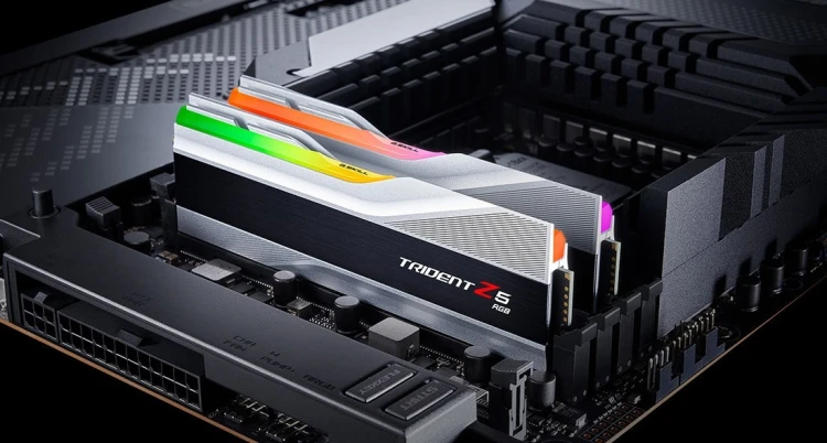 G.SKILL 32GB zestaw DDR5 5600 CL28 Trident Z5 RGB srebrny