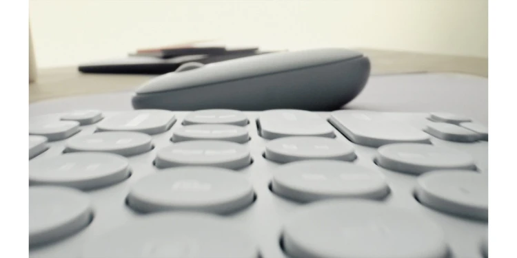Logitech 920-012239 klawiatura Dołączona myszka Uniwersalne RF Wireless + Bluetooth QWERTY Amerykański międzynarodowy Grafitowy