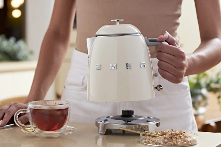 Czajnik SMEG KLF05CREU mini 0,8L creme