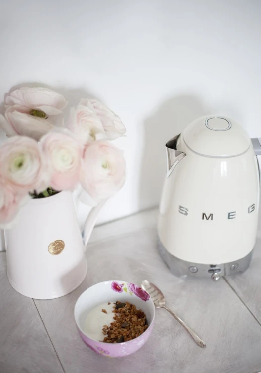 Smeg KLF04CREU czajnik elektryczny 1,7 l 2400 W Kremowy