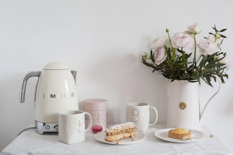 Smeg KLF04CREU czajnik elektryczny 1,7 l 2400 W Kremowy