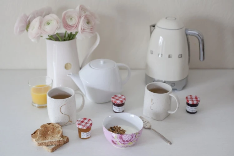 Smeg KLF04CREU czajnik elektryczny 1,7 l 2400 W Kremowy