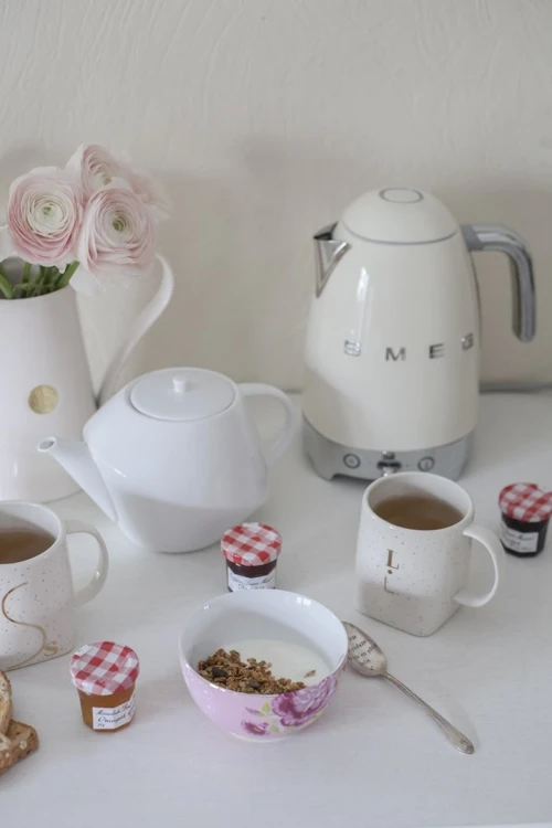 Smeg KLF04CREU czajnik elektryczny 1,7 l 2400 W Kremowy