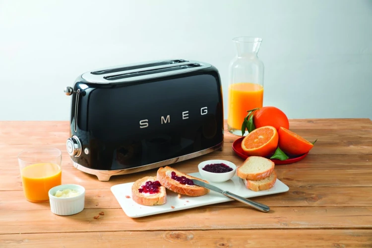 Toster Smeg TSF02BLEU czarny 4 kromek, metalowa obudowa
