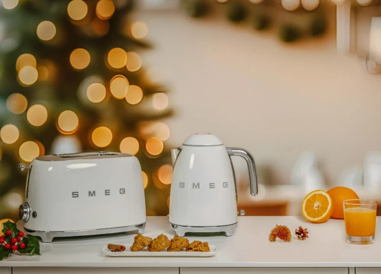 Toster SMEG biały model TSF01WHEU