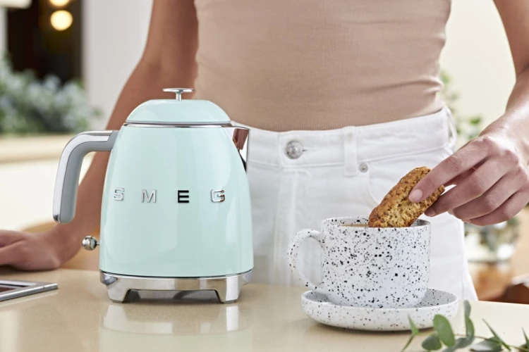 Czajnik SMEG model KLF05PGEU mini 0,8L pastelgreen