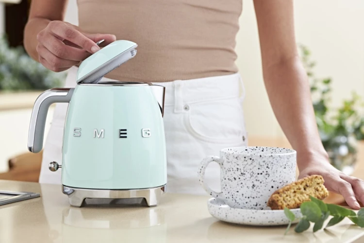 Czajnik SMEG model KLF05PGEU mini 0,8L pastelgreen