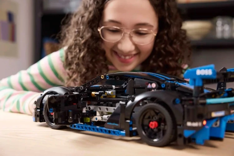 LEGO TECHNIC 42176 Samochód wyścigowy Porsche GT4 e-Performance