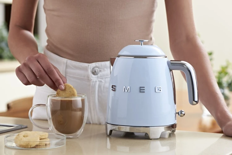 Mini czajnik SMEG Kettle KLF05PBEU 0,8L pastelbleu