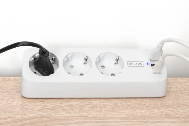 Digitus 3-drożna biurowa listwa zasilająca z 2 złączami USB-A i 1 złączem USB-C, biała