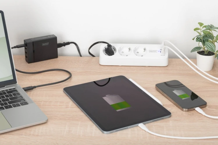Digitus 3-drożna biurowa listwa zasilająca z 2 złączami USB-A i 1 złączem USB-C, biała