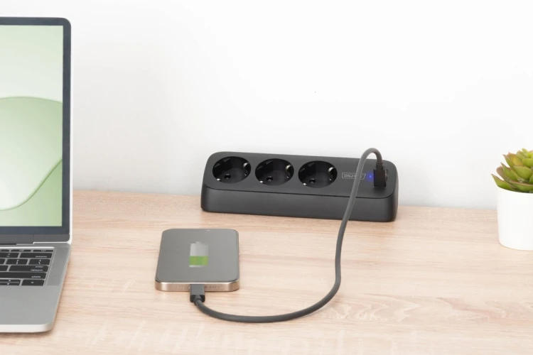 Digitus 3-drożna biurowa listwa zasilająca z 2 złączami USB-A i 1 złączem USB-C, czarna