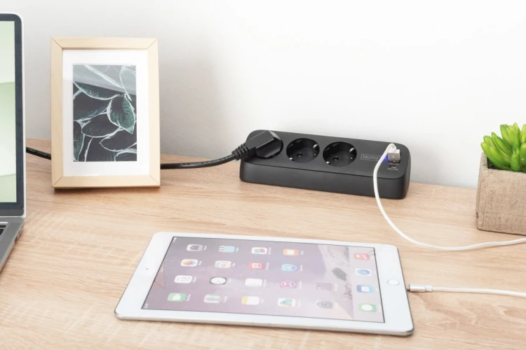 Digitus 3-drożna biurowa listwa zasilająca z 2 złączami USB-A i 1 złączem USB-C, czarna