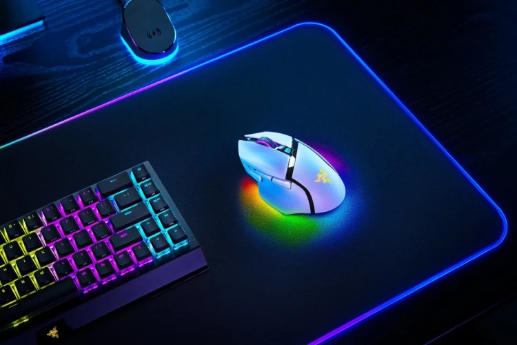 Razer Basilisk V3 Pro myszka Gaming Po prawej stronie RF Wireless + Bluetooth + USB Type-C Optyczny 30000 DPI
