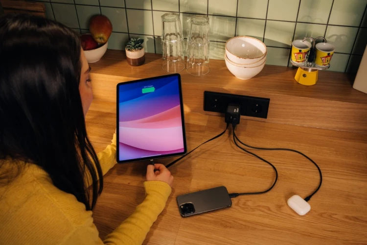 ładowarka Verbatim Gan 65W 2xUSB-C PD,1xUSB-A, retrac. Przewód 32217