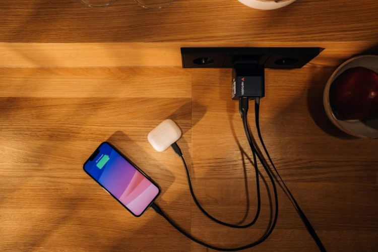 ładowarka Verbatim Gan 65W 2xUSB-C PD,1xUSB-A, retrac. Przewód 32217