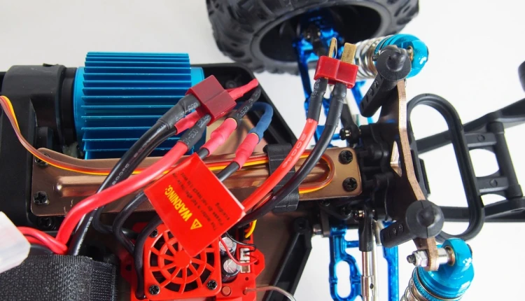 Samochód RC Amewi Crusher Monster Truck, Akumulator Li-Po 2200mAh, Wiek 14+