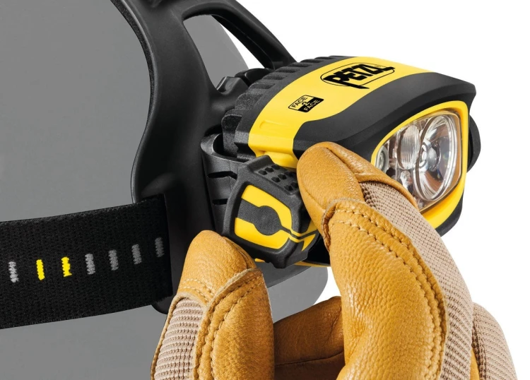 Latarka czołowa Petzl Duo S niezwykle mocna, wodoodporna i ładowalna latarka czołowa, wyposażona w funkcję antyodblaskową FACE2FACE firmy Petzl. 1100