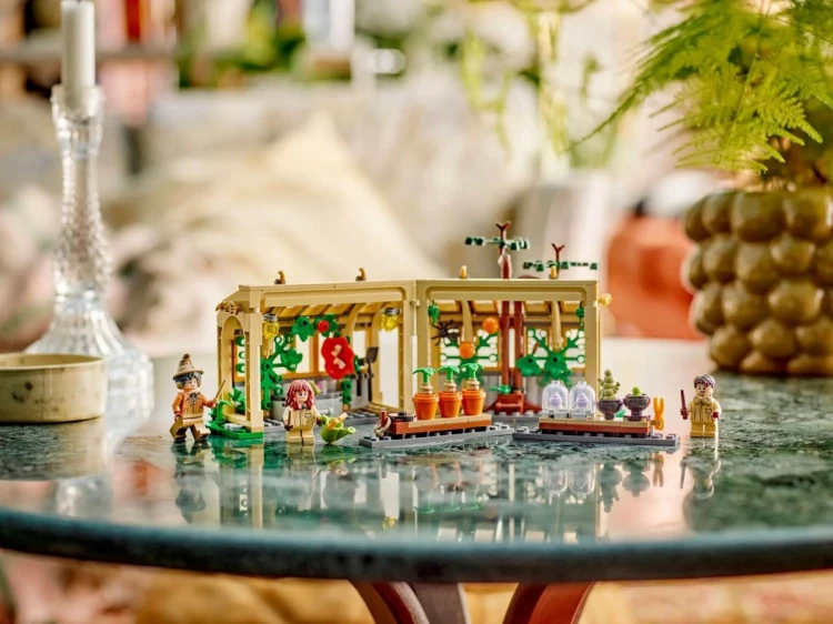 LEGO HARRY POTTER 76445 Zamek Hogwart - Zajęcia z zielarstwa