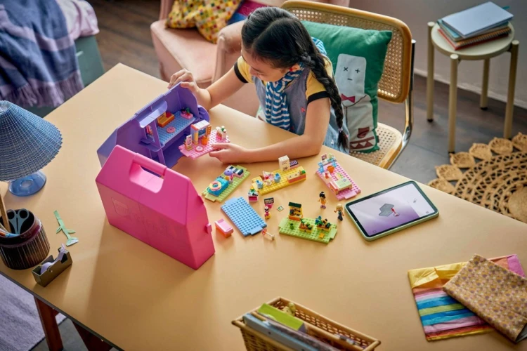 LEGO Friends 42697 - Kreatywna walizka z domkiem dla lalek
