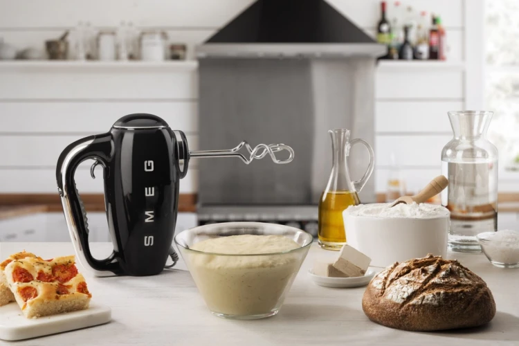 Mikser ręczny Smeg HMF01BLEU w stylu retro z lat 50.