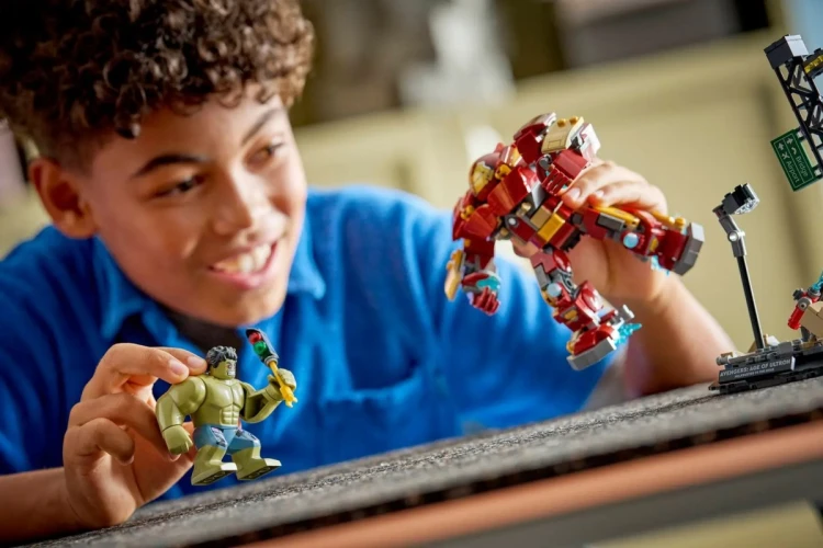 LEGO Marvel Super Heroes 76343 - Epicka bitwa: Hulkbuster kontra Hulk