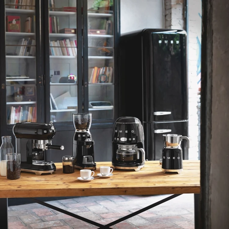 Smeg MFF11BLEU spieniacz / podgrzewacz do mleka Automatyczny spieniacz/podgrzewacz do mleka Czarny