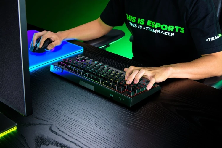 Razer BlackWidow V4 Tenkeyless HyperSpeed klawiatura Gaming USB + RF Wireless + Bluetooth QWERTY Amerykański międzynarodowy Czarny