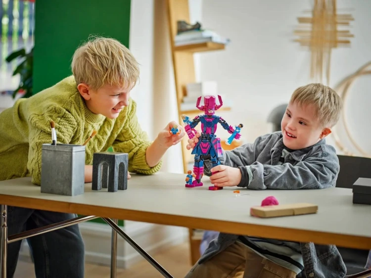LEGO MARVEL 76316 Figurka Fantastycznej Czwórki kontra Galactus