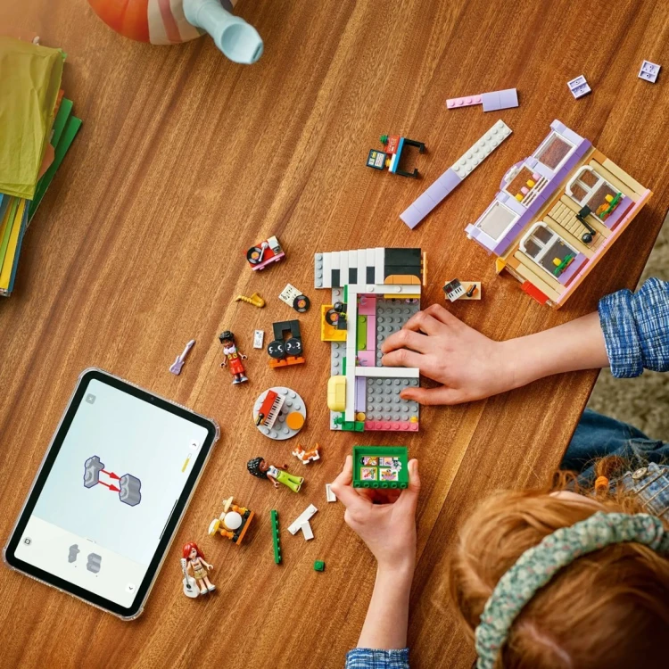 LEGO Friends 42653 - Sklep muzyczny i mieszkanie