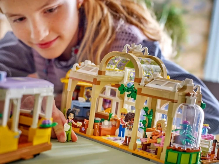LEGO Friends 42671 - Zielona kawiarnia i kwiaciarnia