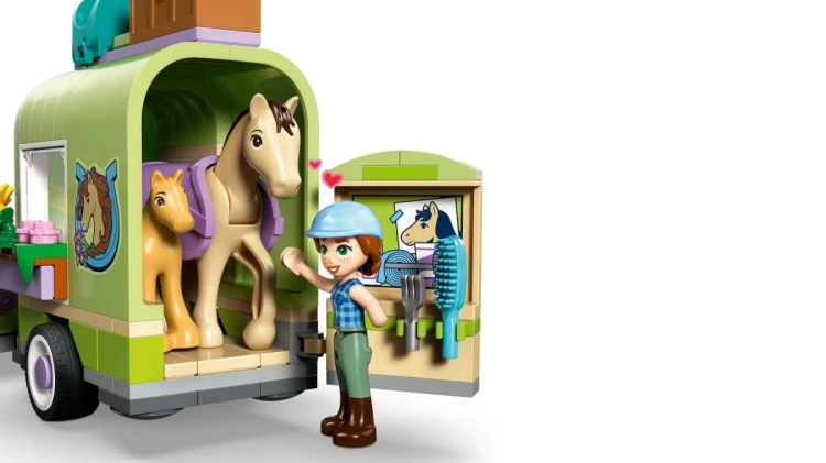 LEGO Friends 42695 - Przyczepa z koniem i źrebaczkiem