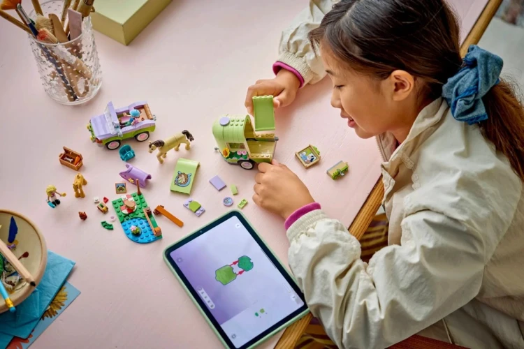 LEGO Friends 42695 - Przyczepa z koniem i źrebaczkiem