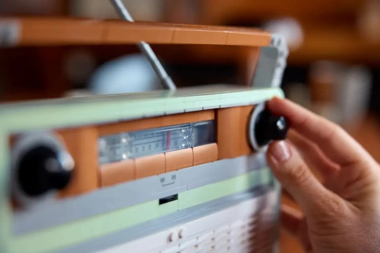 LEGO Icons 10334 - Radio w stylu retro