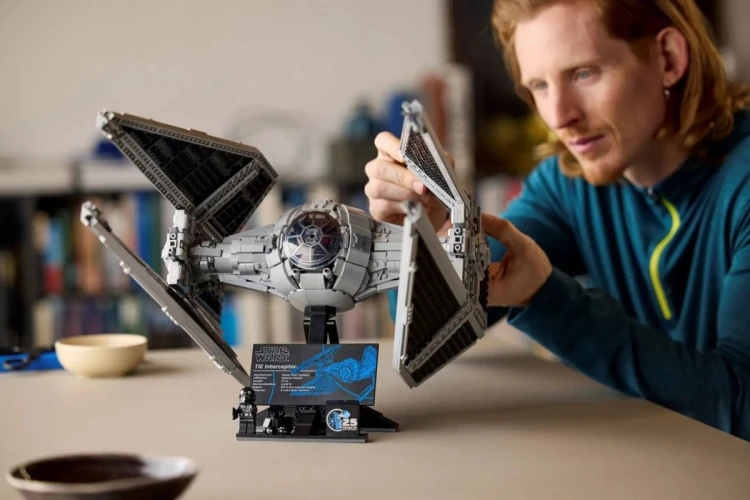 LEGO Star Wars 75382 - TIE Interceptor