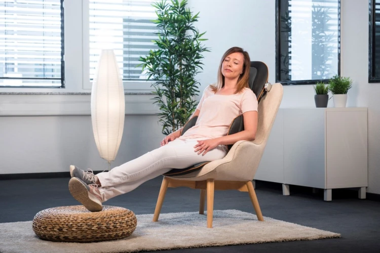 Nakładka masująca akupresura Medisana MC 825 beżowa masaż Shiatsu | 3 poziomy intensywności | funkcja czerwonego swiatła | 425 x 1100 mm