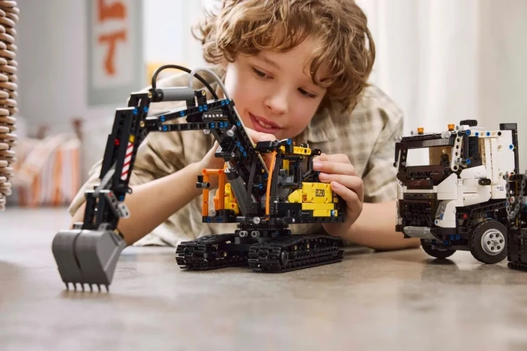 LEGO Technic 42175 - Ciężarówka Volvo FMX i koparka EC230 Electric