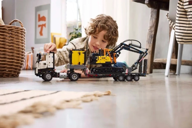LEGO Technic 42175 - Ciężarówka Volvo FMX i koparka EC230 Electric